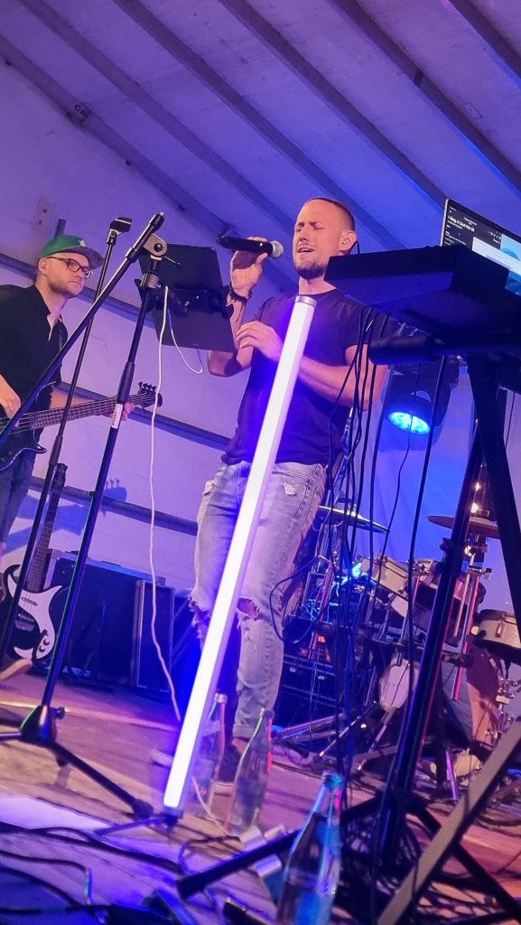 Hacki; Live; Partyband; Coverband; Kanal im Feuerzauber; Berching; Flo im Hintergrund